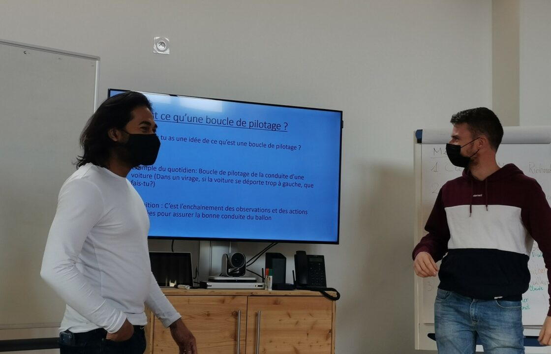 instructeurs donnant un cours théorique