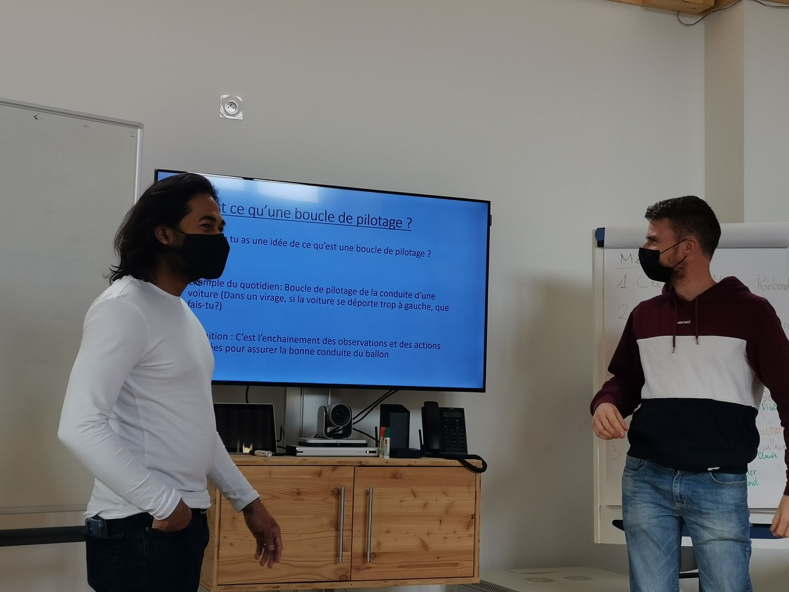 instructeurs donnant un cours théorique