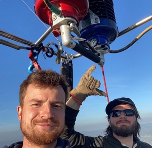 Elève apprend à piloter une montgolfière